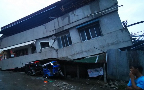 菲律賓棉蘭老島達沃市許多建築物被震毀。（圖源：AFP）