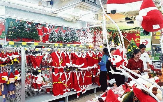 超市對聖誕節商品推出減價活動。