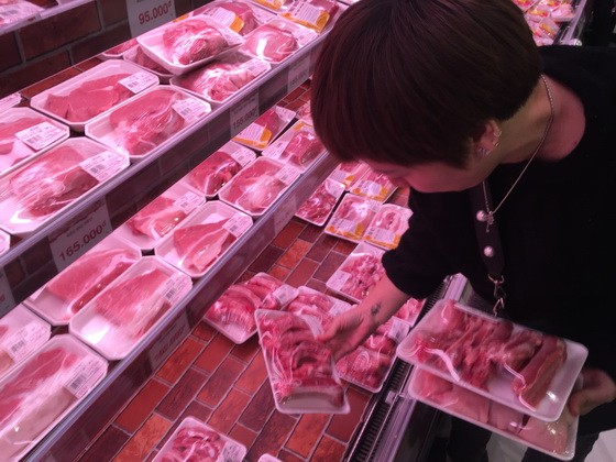 市民選購豬肉。（圖源：文福）