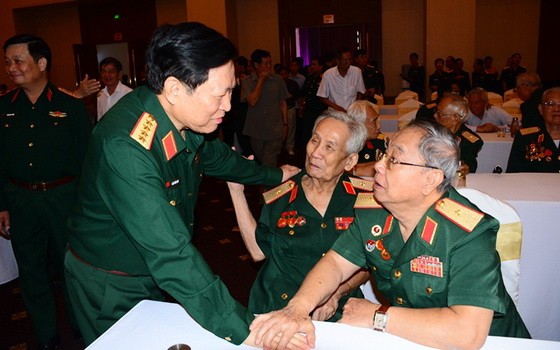 國防部長吳春歷大將（前左）同與會代表交談。（圖源：寶舒）