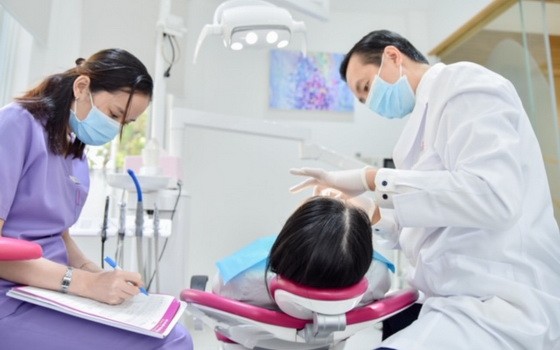 Elite Dental 為客戶植牙。