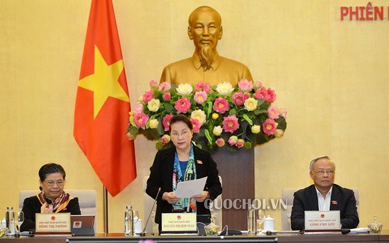 國會主席阮氏金銀（中）在會議上致開幕詞。（圖源：Quochoi.vn）