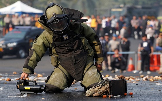 進行反恐演習的印尼警察和士兵。（圖源：路透社）