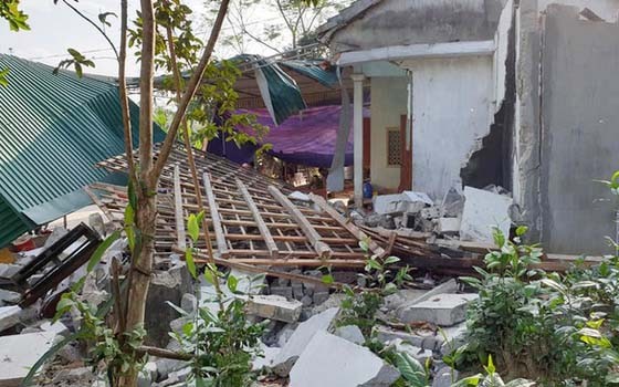 爆炸後的現場，部分住房的牆壁及鐵皮屋頂坍塌，物件七零八亂。（圖源：T. Phúc）