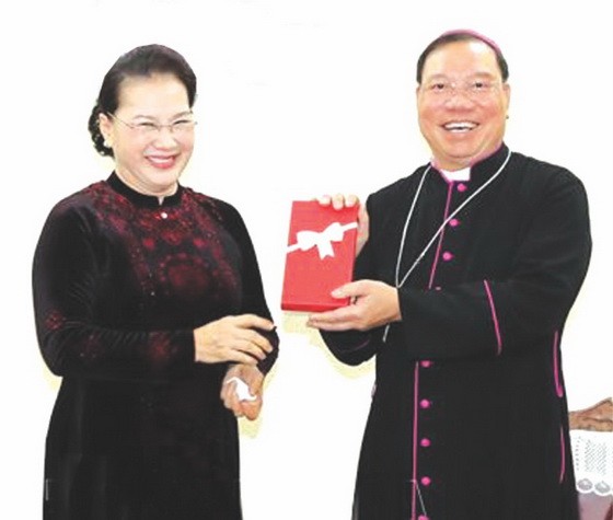 國會主席阮氏金銀（左）前往看望並向河內市總主教座堂祝賀2019年聖誕節和贈送禮物。（圖源：越通社）