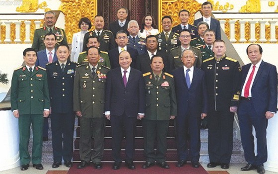 政府總理阮春福與各國國防部和軍隊領導合影。（圖源：越通社）