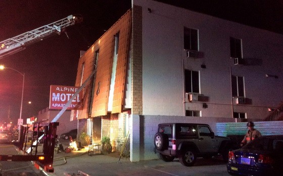 消防員在拉斯維加斯的一棟三層公寓大樓裡滅火。（圖源：AP）