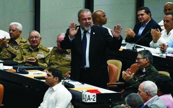 古巴新任總理馬雷羅（中）向與會人士揮手致意。（圖源：新華社）