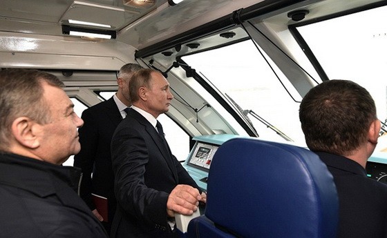 俄羅斯總統普京（中）乘坐列車穿過克里米亞大橋鐵路橋。（圖源：互聯網）