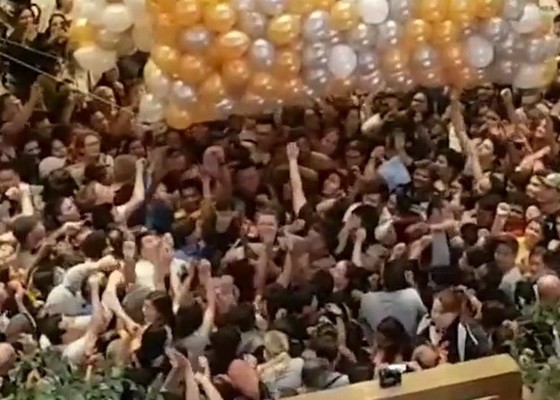群眾爭相搶奪氣球。（圖源：互聯網）
