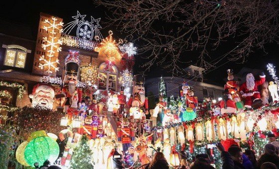 人們在紐約布魯克林“聖誕小鎮”遊覽。（圖源：互聯網）