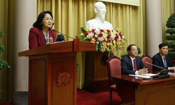 國家副主席鄧氏玉盛（左）在會議上發言。