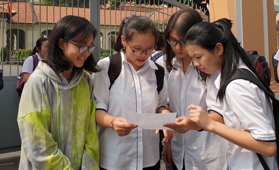 華人學生參加華文科國家優秀生考試後討論試題。