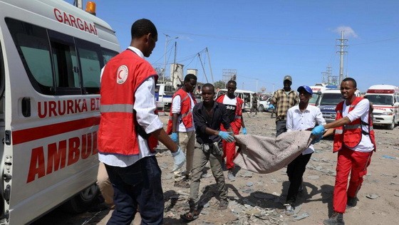 索馬里首都發生汽車炸彈襲擊，死亡人數超過90人。（圖源：路透社）