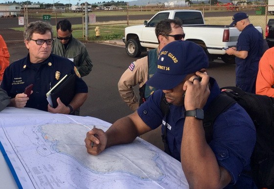 搜救人員正在確認地圖範圍。（圖源：AP）