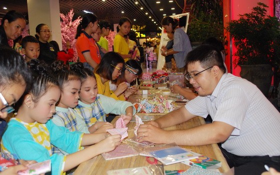 眾多少兒參加日本摺紙藝術活動。