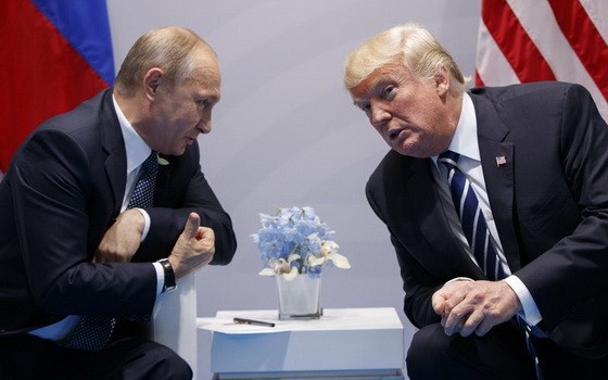 俄羅斯總統普京（左）與美國總統特朗普在G20峰會期間會晤。（圖源：AP）