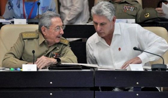 古巴共產黨中央委員會第一書記勞爾‧卡斯特羅‧魯茲（左）與古巴共和國主席米蓋爾‧迪亞斯-卡內爾。（圖源：AFP）