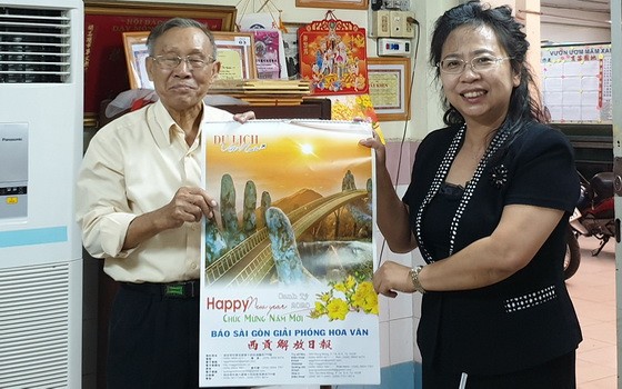 啟秀華文中心校長王沛川（左）向北京華文學院副院長劉香玲贈送本報的月曆作為紀念。