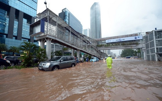印尼首都雅加達遭洪水侵襲。（圖源：AFP）