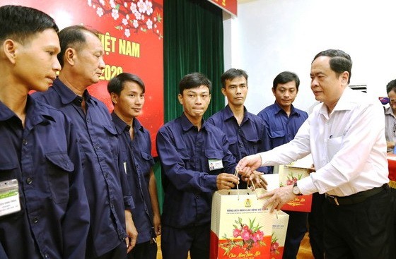 越南祖國陣線中央委員會主席陳清敏（右）向安江省貧困工人贈送禮物。（圖源：玉民）
