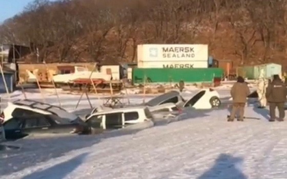 30多輛停放在冰面上的汽車掉入海中。（圖源：視頻截圖）