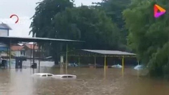 印尼首都雅加達地區近日降下創記錄豪雨，暴雨形成的洪患及土石流災情，讓罹難人數攀升至60人。（圖源：視頻截圖）