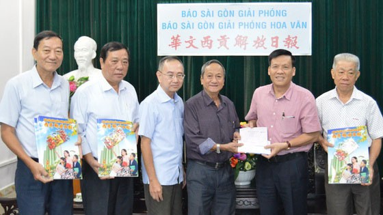 本報主編阮玉英(右二)接受土龍木天后宮理事會的贊助金。