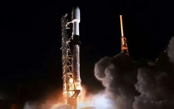 美東時間6日晚上，這“獵鷹9”火箭從佛羅里達州卡納維拉爾角升空，把60顆衛星送至地球上空290公里處。（圖源：AFP）