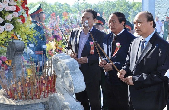 政府總理阮春福（右一）在桂山英靈台烈士祠歷史遺跡上香緬懷歷代英雄烈士。（圖源：越通社）