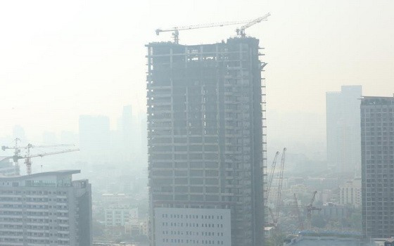 泰國首都曼谷連日來霧霾嚴重。當局9日再發警示稱，曼谷及周邊地區空氣質量已達“不安全”等級，提醒市民減少不必要外出。（圖源：互聯網）