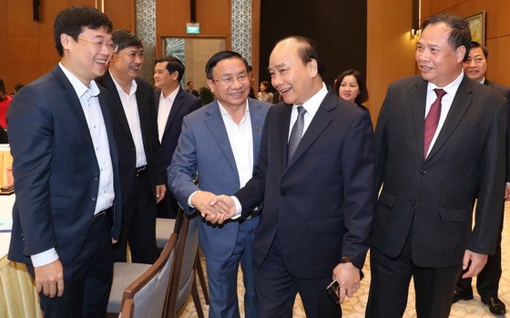 政府總理阮春福（右二）與代表們交談。（圖源：越通社）