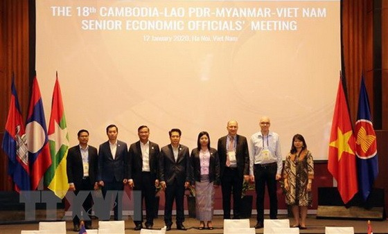 柬埔寨-老撾-緬甸-越南高級經濟官員會議代表團團長合影。（圖源：越通社）