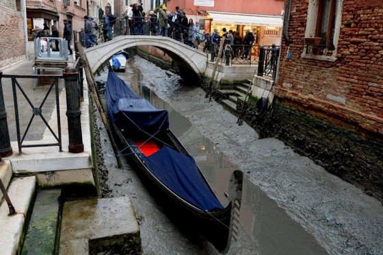 威尼斯出現罕見的低水位，河道乾涸。（圖源：互聯網）