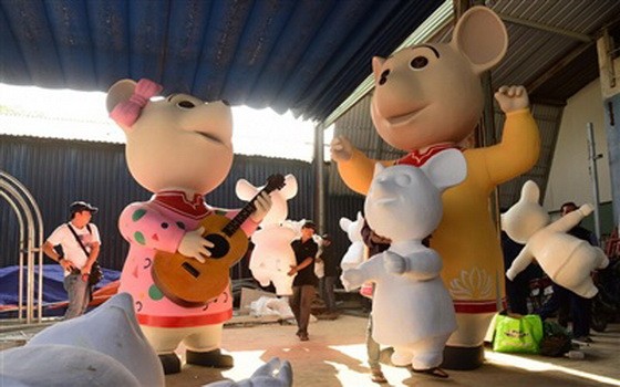 將獲佈置在2020庚子年春節阮惠春花街上的老鼠吉祥物。