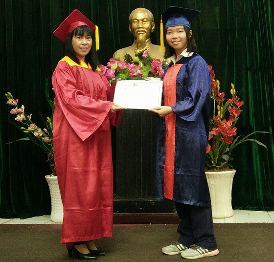 蘇詩雅(右)在啟秀華文中心高中畢業典禮上領獎。
