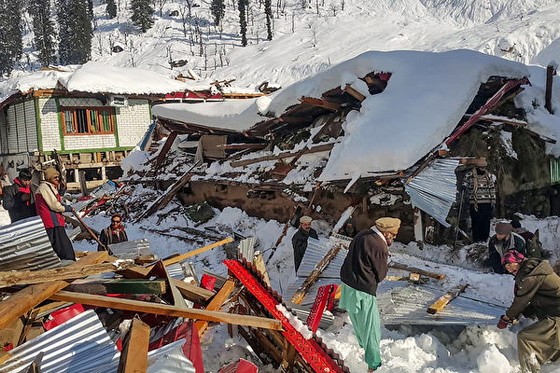 1月14日，在巴基斯坦控制的克什米爾尼勒姆谷（Neelum）山谷地區發生雪崩。（圖源：AFP）