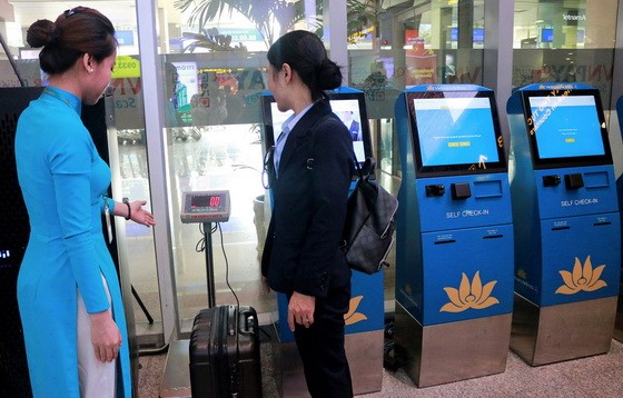 越航的乘客可在國內航站樓櫃台自行辦理託運行李手續。（圖源：VNA）