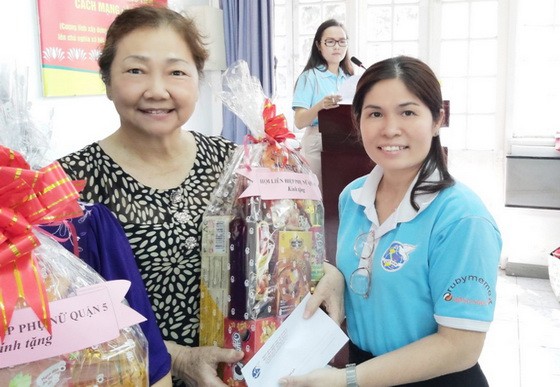 市婦聯會派發禮物給當地家境貧苦的越華婦女。