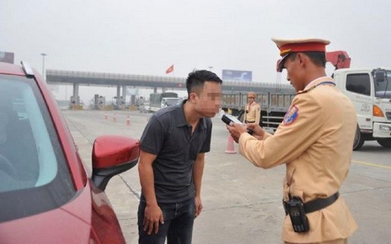 交警給一名司機進行呼氣式酒精測試。（圖源：海明）