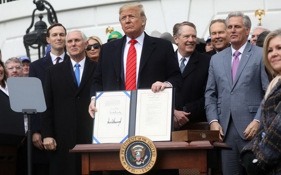 美國總統特朗普當地時間29日在白宮簽署“美國-墨西哥-加拿大協定”。（圖源：路透社）