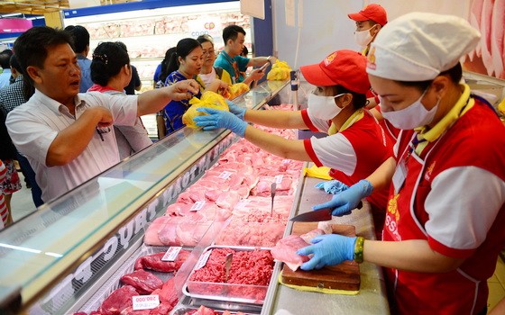 消費者在超市裡購買豬肉。（圖源：田升）