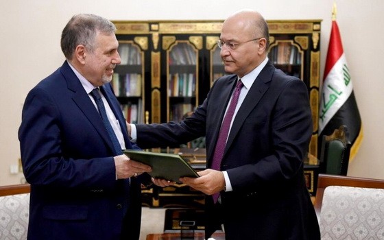 伊拉克總統薩利赫（右）任命阿拉維為新總理。（圖源：AP）