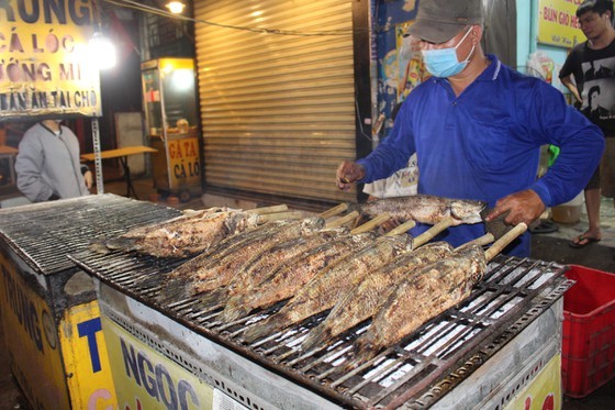 圖為黎仲晉街旁隨烤隨賣的烤生魚小販攤檔。（圖源：廷余）