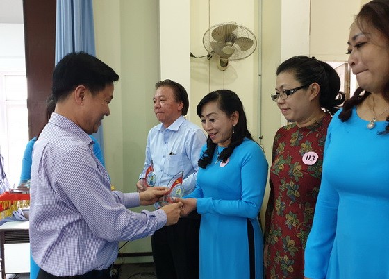 第五郡勞動聯團向越華優秀黨員贈送紀念品。
