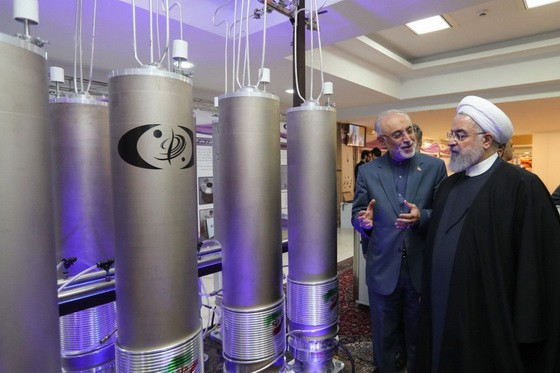 伊朗總統魯哈尼在德黑蘭視察核技術設施。（圖源：EPA）