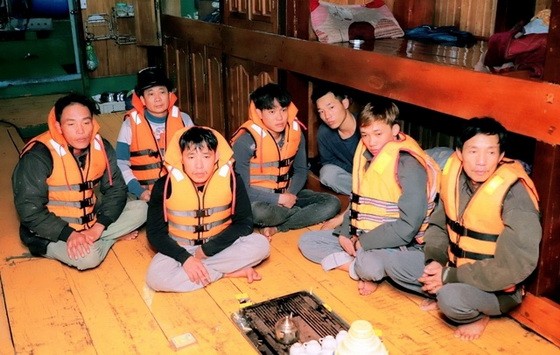 遇險獲救的 7 名漁民。（圖源：海傳）
