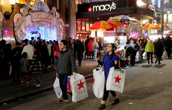 梅西百貨消費者湧入買商品迎接「黑色星期五」血拼日。（圖源：路透社）