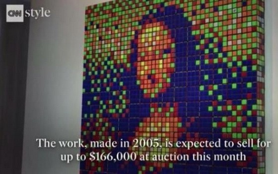 法國街頭藝術家“Invader”用330個魔方組成了如馬賽克圖案般的“蒙娜麗莎”。（圖源：CNN視頻截圖）