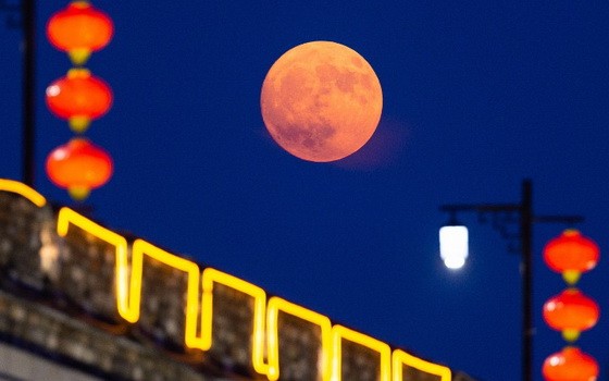 2020年的元宵月則迎來“十五月亮十六圓”，最圓時刻出現在中國時間9日15時33分。（示意圖源：互聯網）